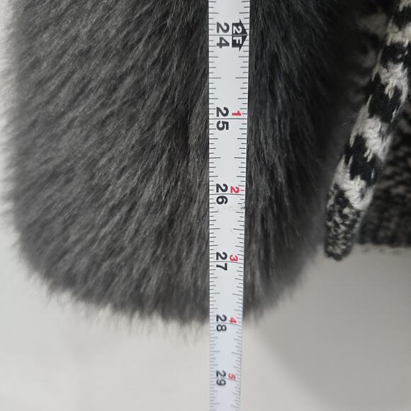 Chic Women’s Faux Fur Vest – Black & White Houndstooth Belted Long Sleeveless... - Picture 9 of 10